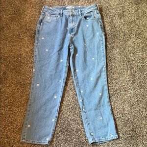 Mom jeans with pretty embroidered daisies
